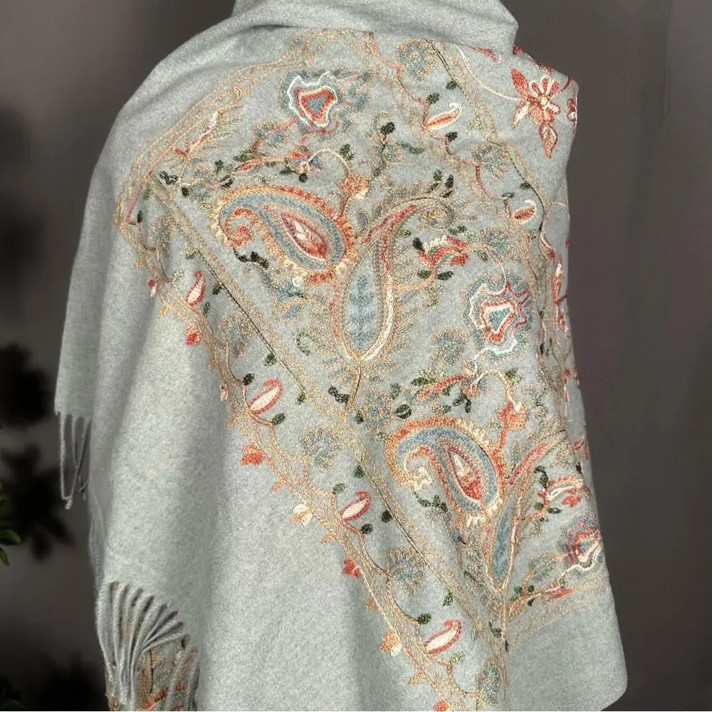 100% Cashmere embroidered floral scarf wrap ruana - Picture 3 of 10